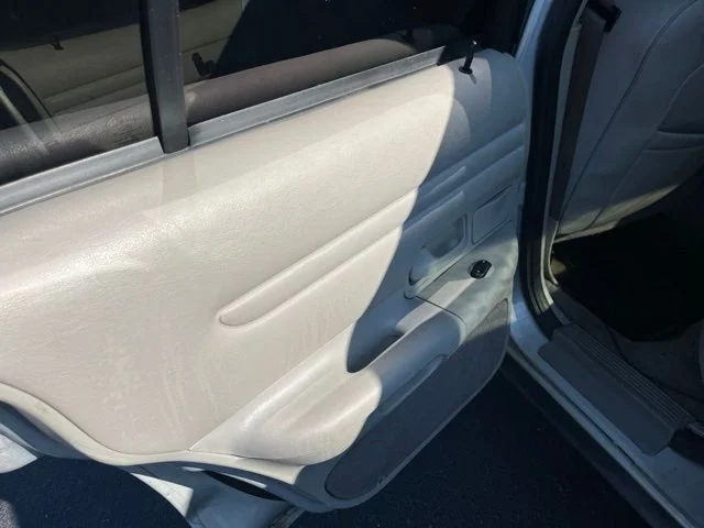 Used 2000  Ford LX image 11