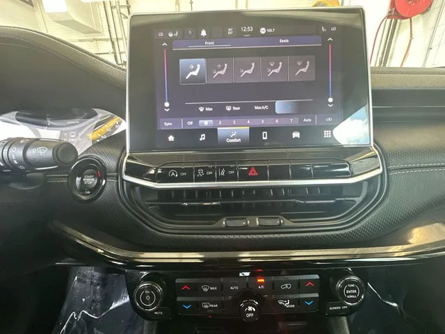 Used 2023 White Jeep Latitude image 20