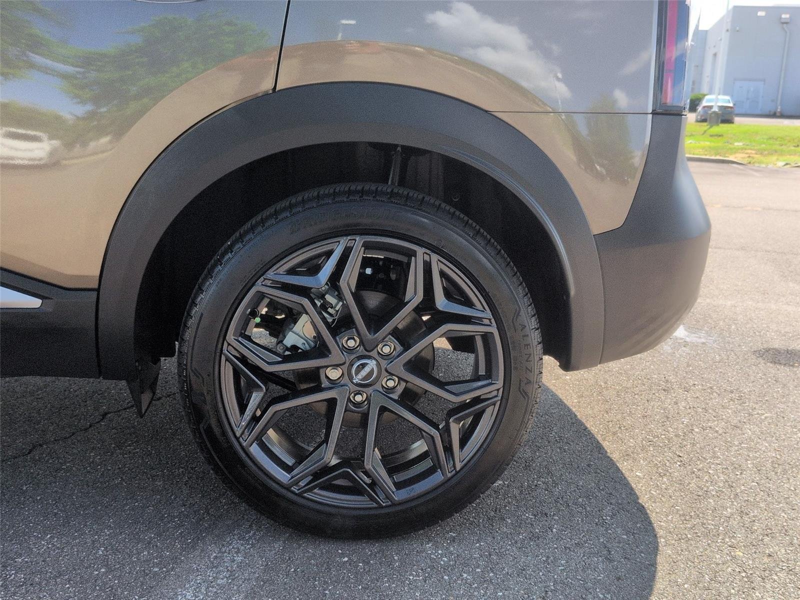 Used 2025 Canyon Bronze Metallic Nissan SR image 11