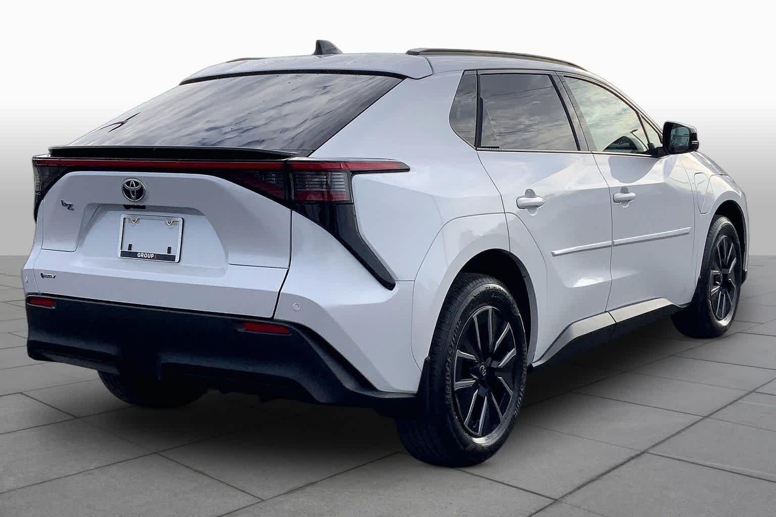 Used 2026 Wind Chill Pearl Toyota XLE Plus image 12