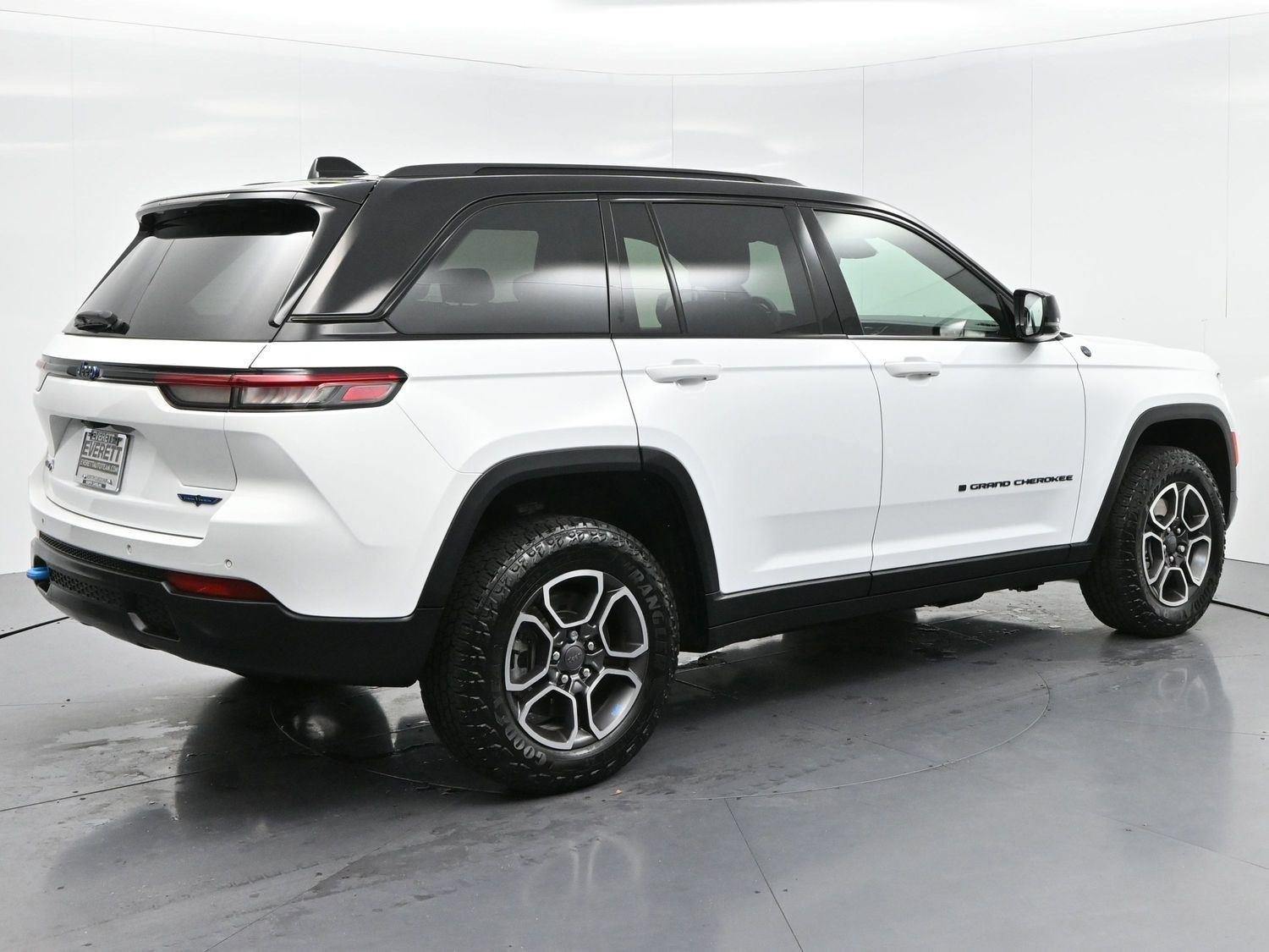 Used 2022 Bright White Clearcoat Jeep Trailhawk image 7