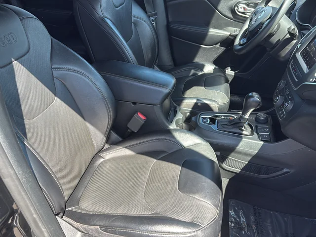 Used 2023 Black Jeep Altitude image 9
