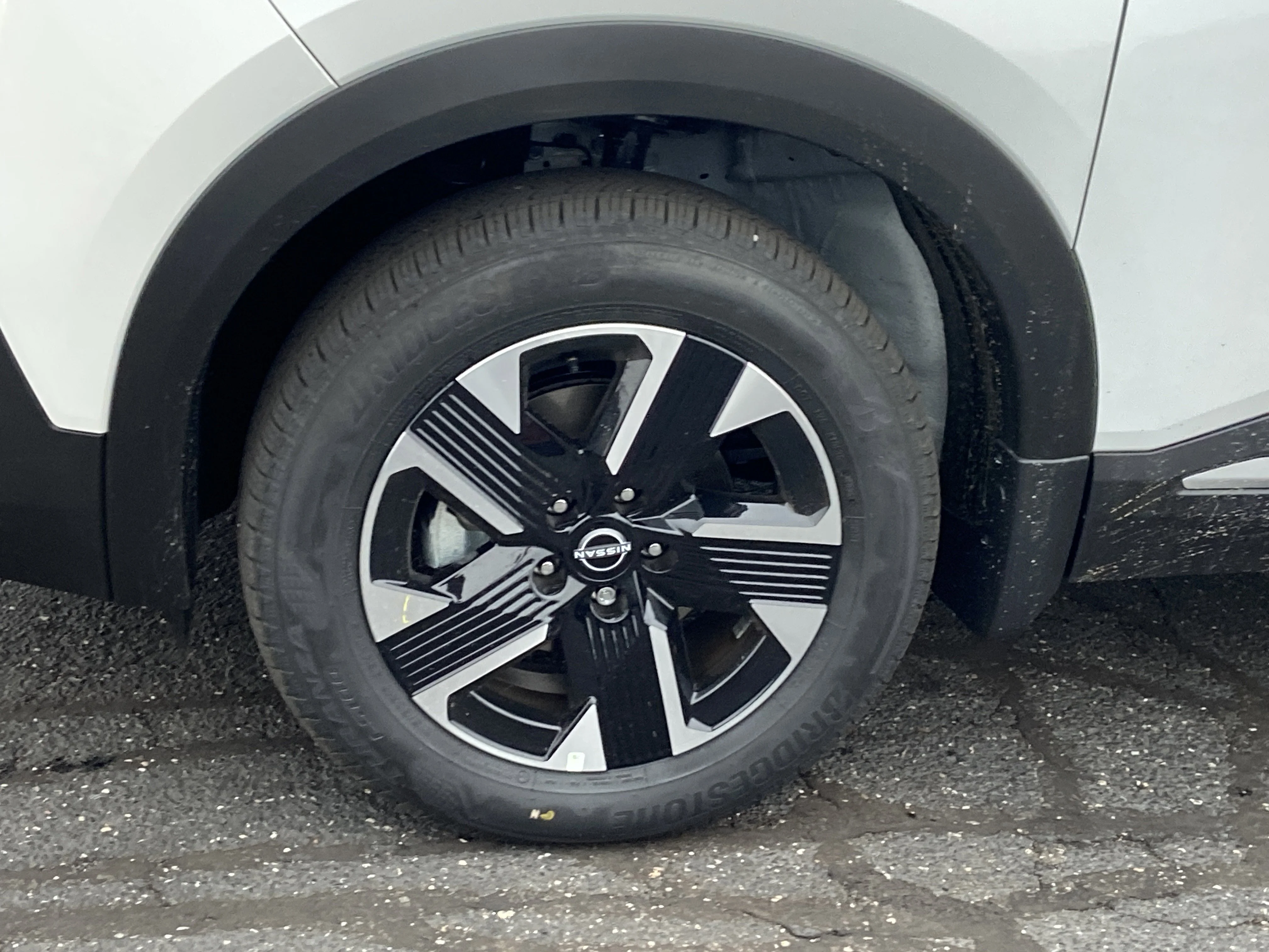 New 2026 Aspen White Tricoat/Super Black Nissan SV image 8