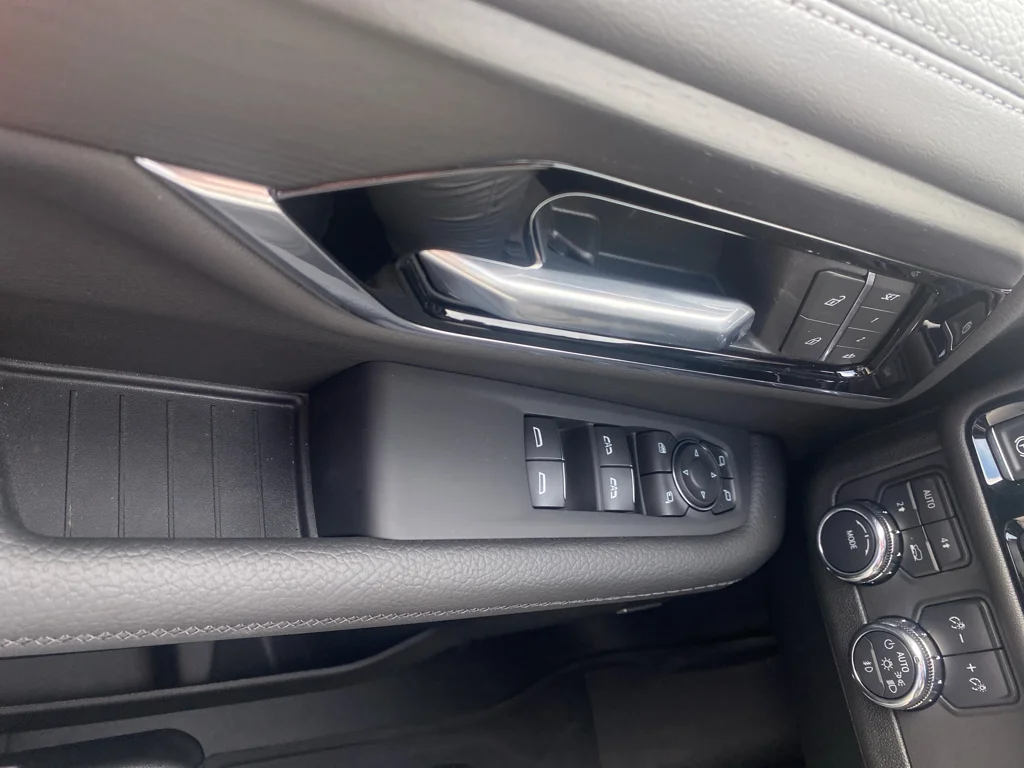 2025 GMC Yukon XL Denali - Photo 13