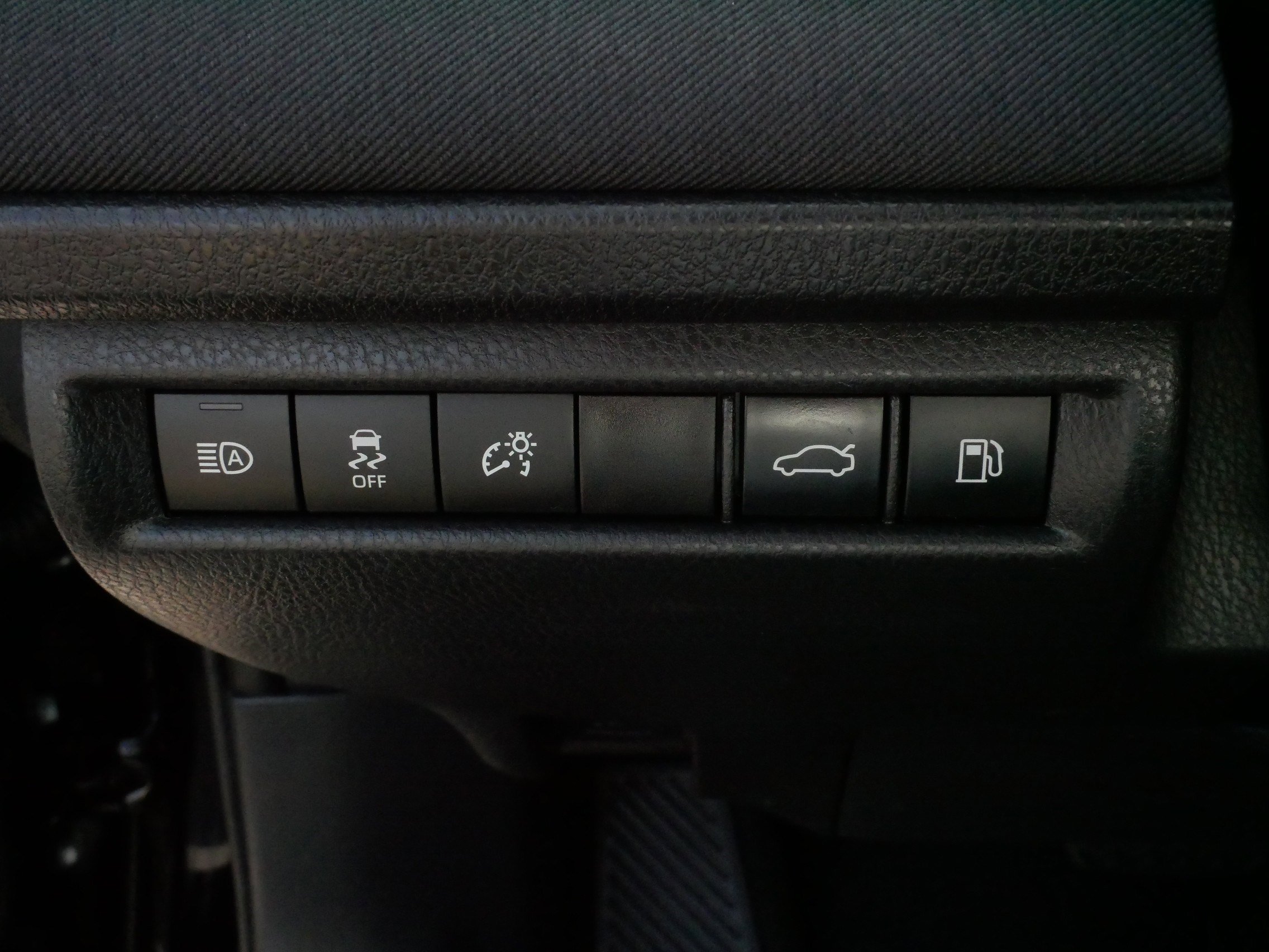 2025 Toyota Camry LE - Photo 24