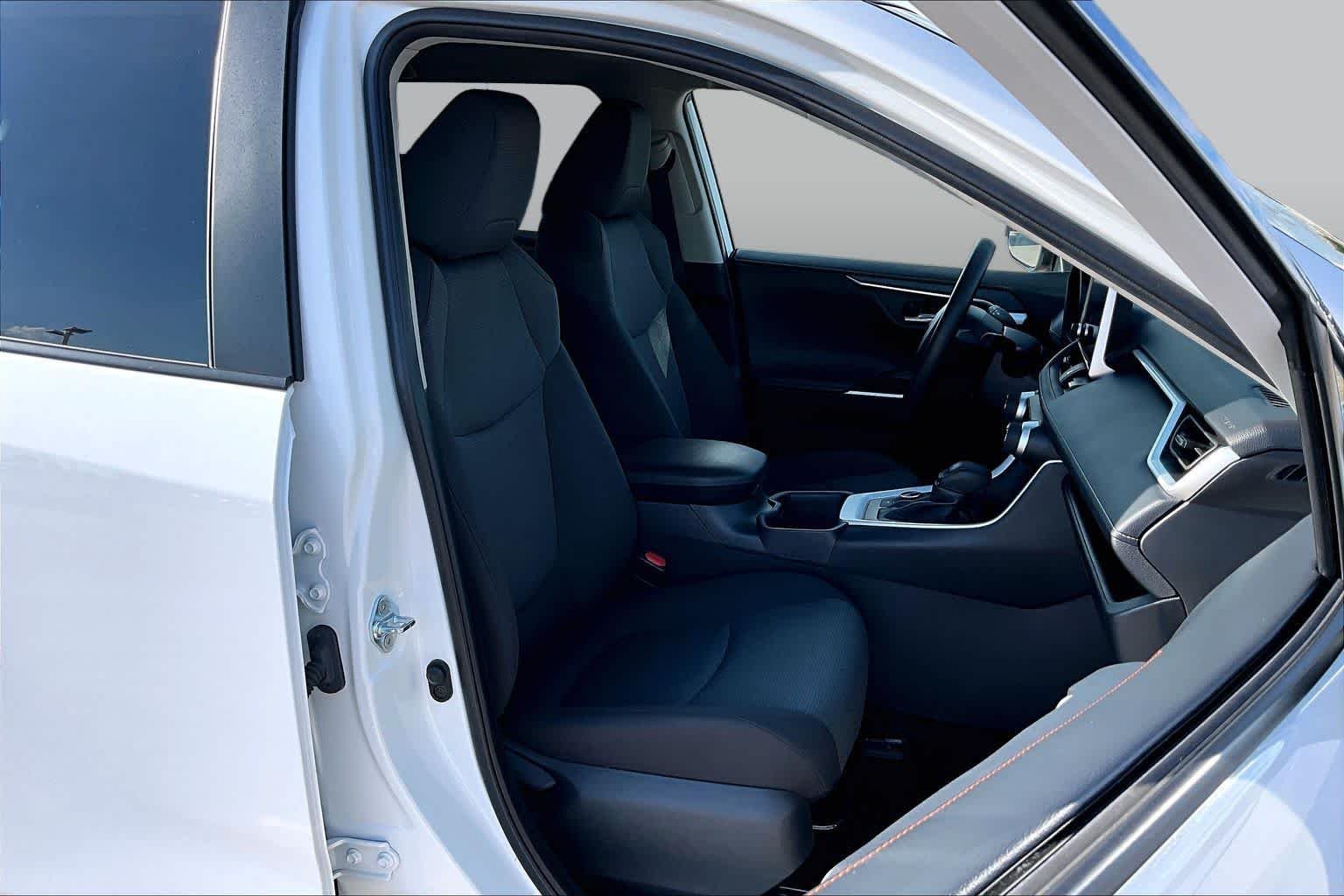 Used 2025 Ice Cap Toyota Hybrid XLE image 9