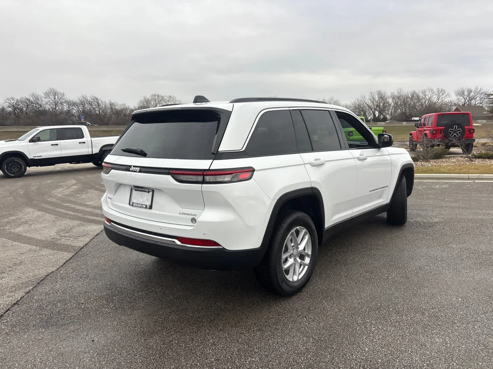 New 2026 Bright White Clear-Coat Exterior Paint Jeep Laredo image 9
