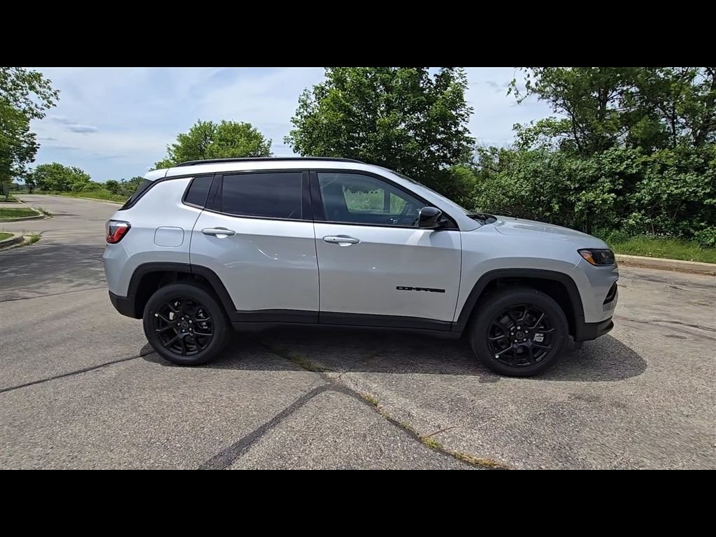 New 2026 Silver Zynith Metallic Clear-Coat Exterior Paint Jeep Latitude image 8