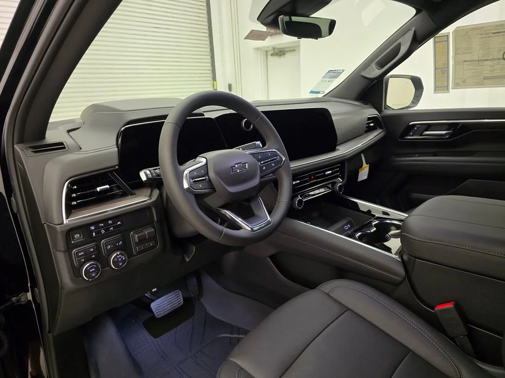 2025 Chevrolet Suburban Z71 - Photo 6