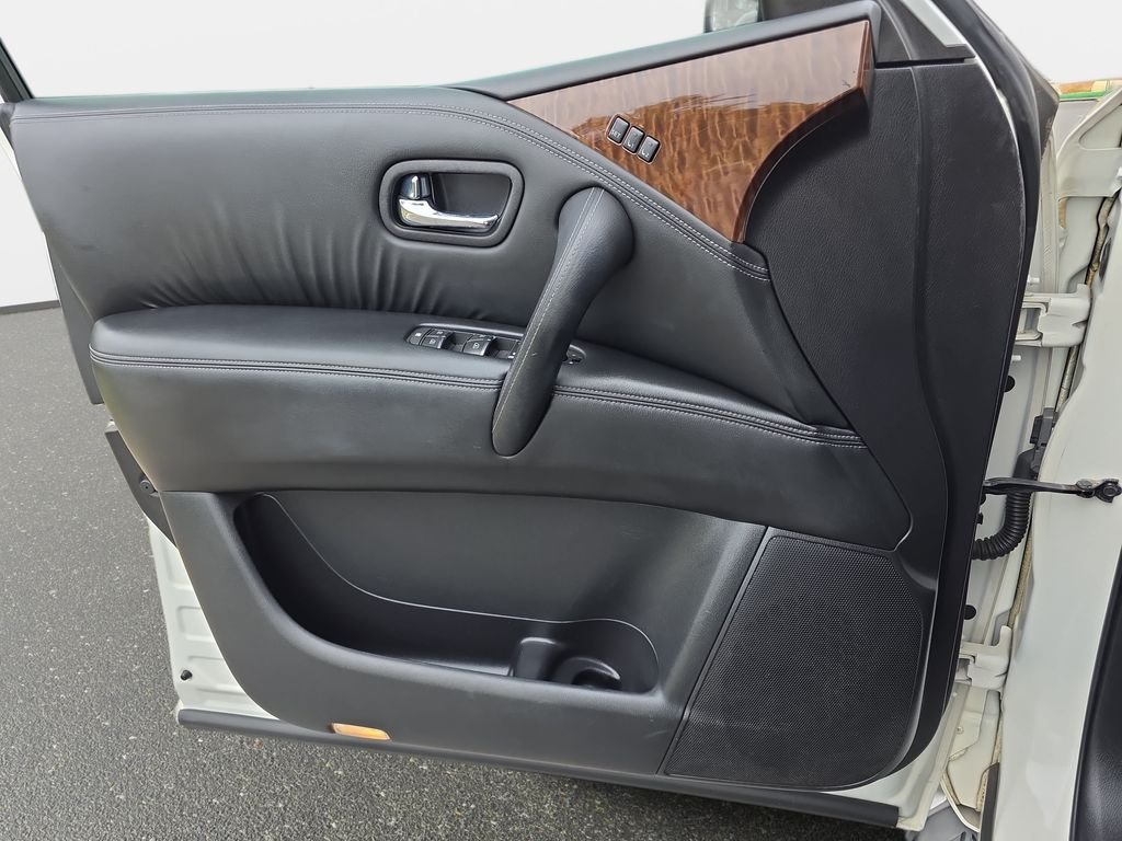 Used 2017 White Nissan Platinum image 27