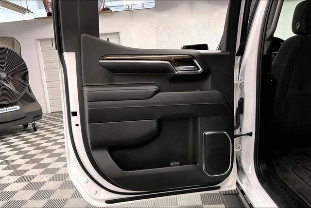 Used 2024 Summit White GMC Elevation image 23