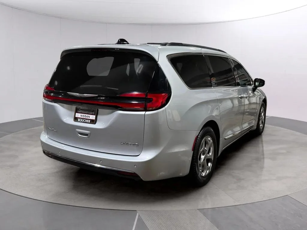 Used 2023 Silver Mist Clearcoat Chrysler Limited image 4