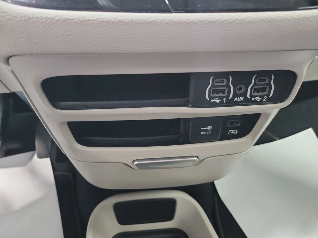 Used 2022 Black Chrysler Touring L image 44