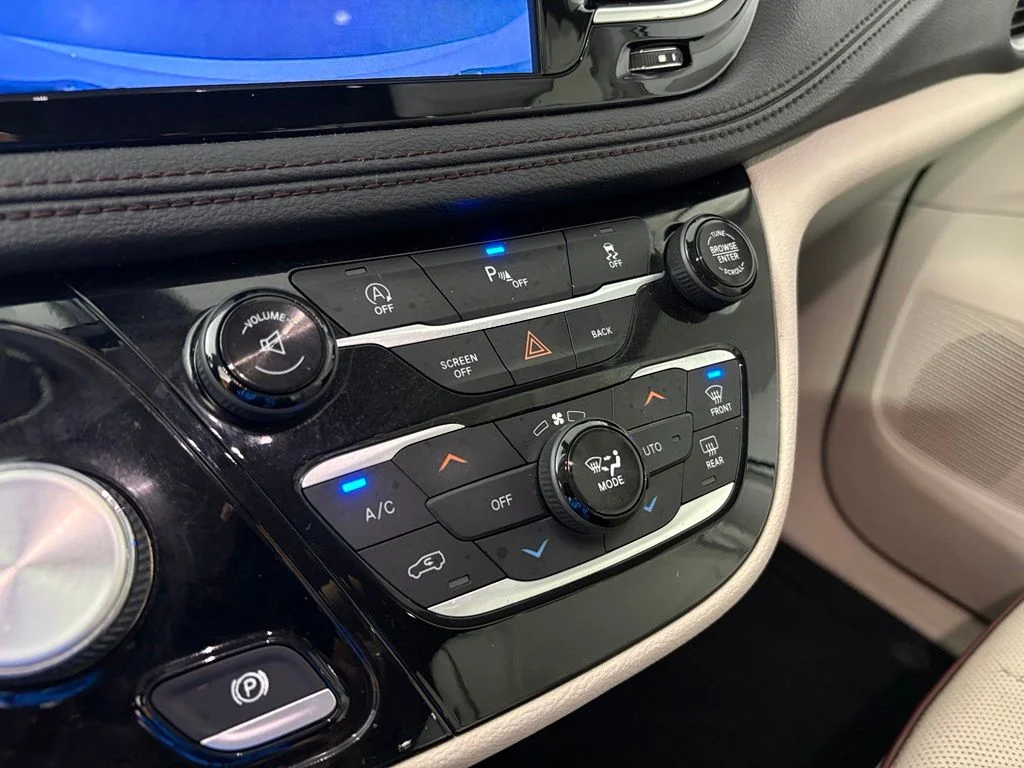 Used 2017 White Chrysler Limited image 28