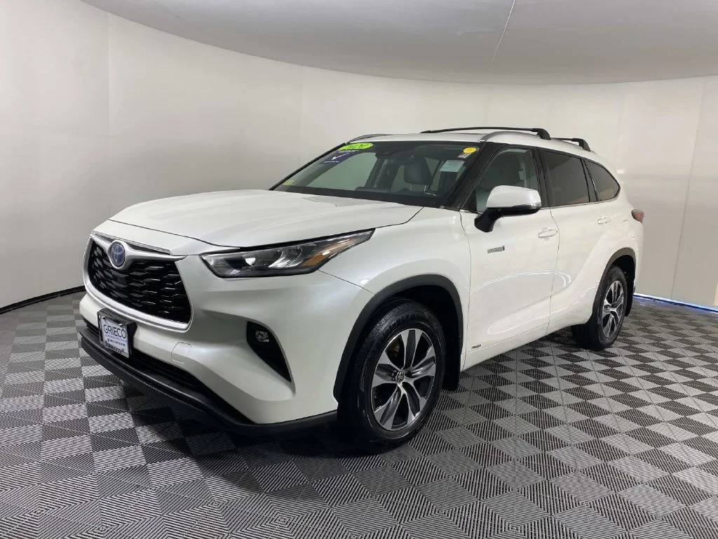 Used 2020 Blizzard Pearl Toyota XLE image 3