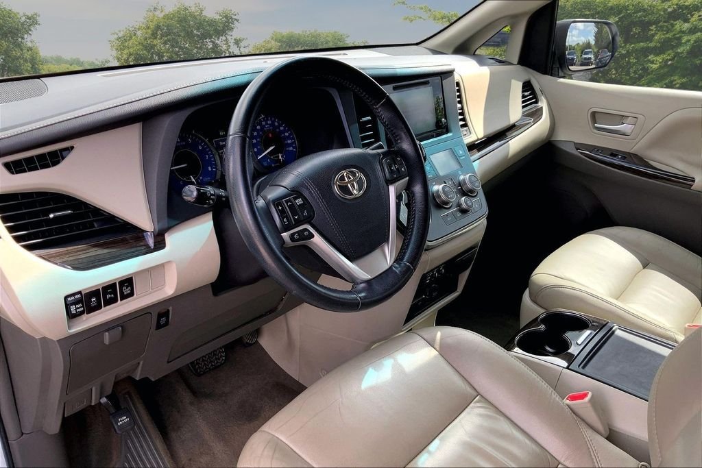 Used 2015 White Toyota XLE Premium image 16