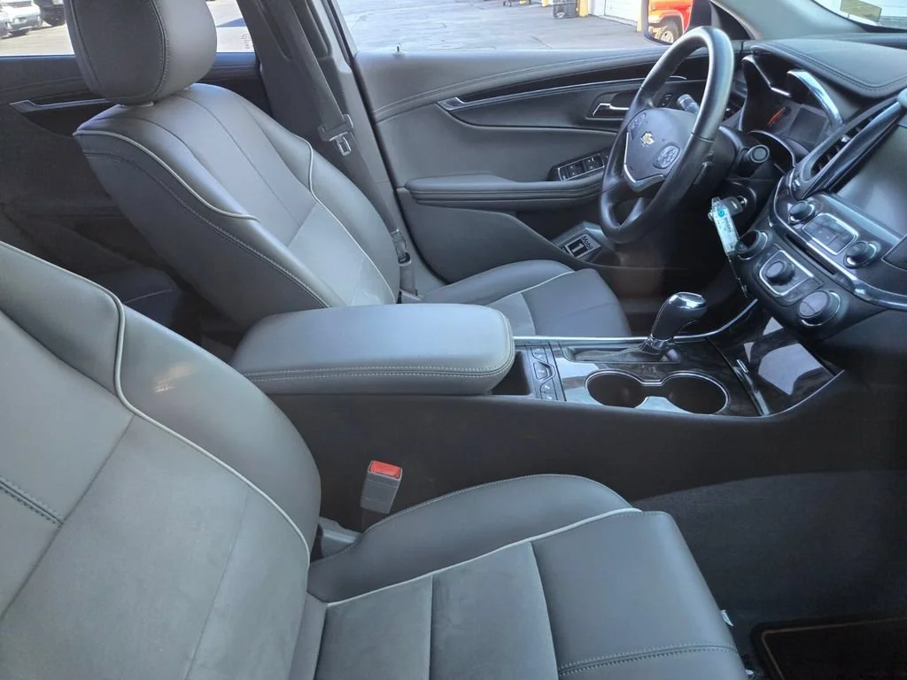 Used 2014 Silver Ice Metallic Chevrolet LT image 4