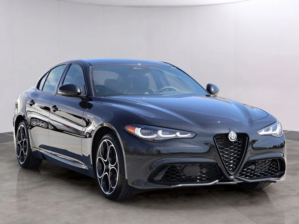 New 2026 Vulcano Black Metallic Alfa Romeo Base image 3