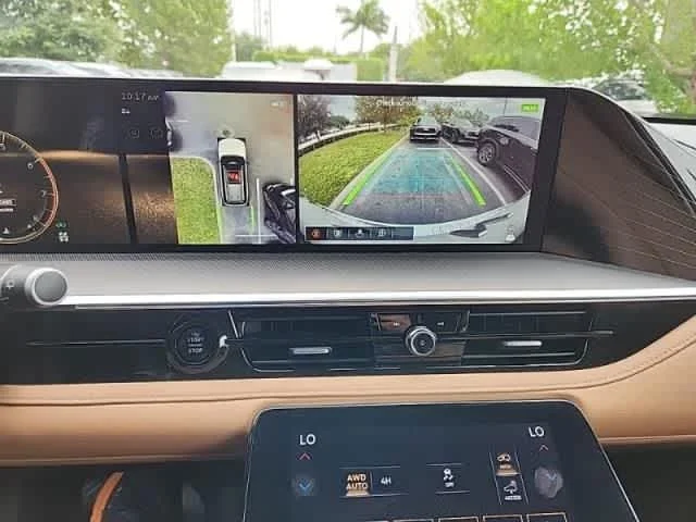 Certified Used 2025 Radiant White INFINITI LUXE image 14