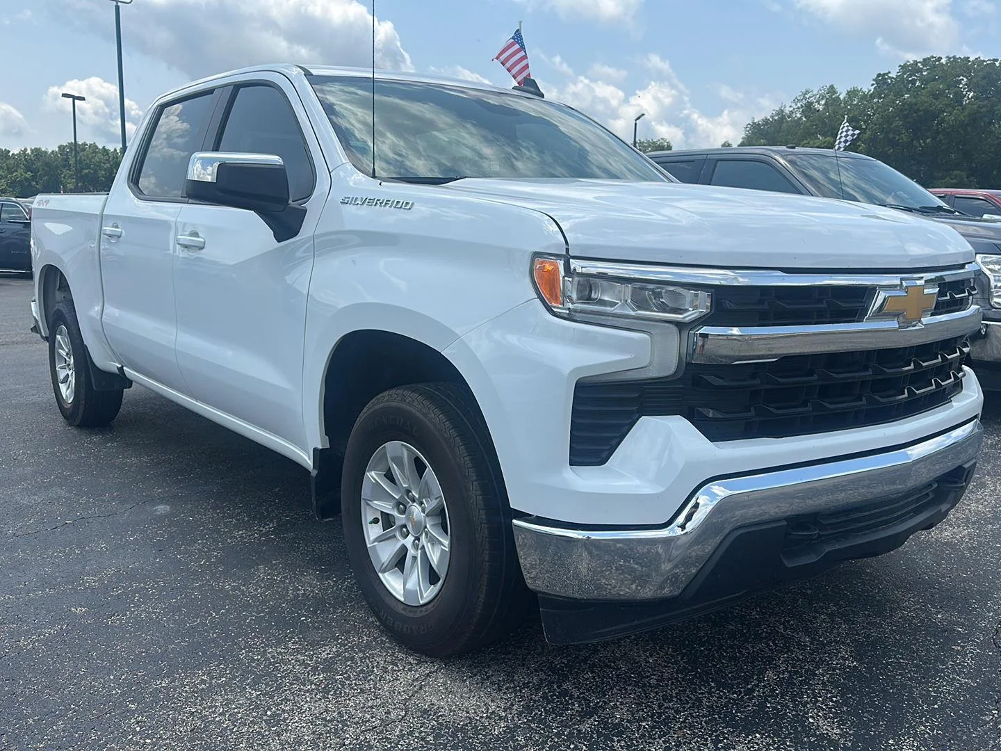 Used 2025 Summit White Chevrolet LT image 3