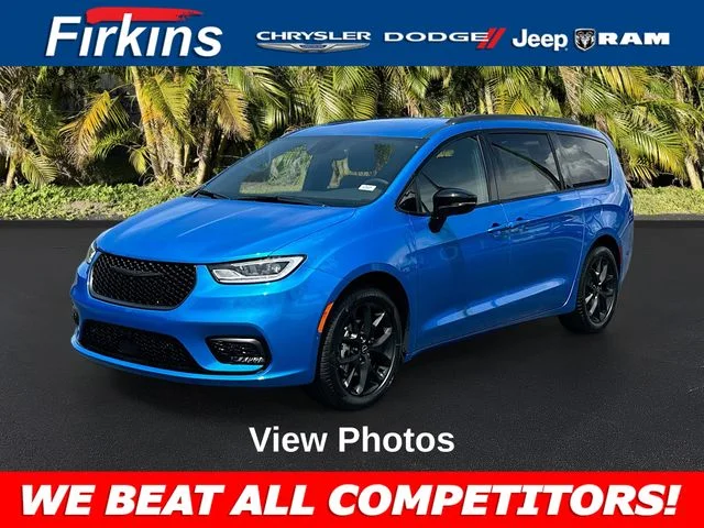 2026 Chrysler Pacifica Select's photo