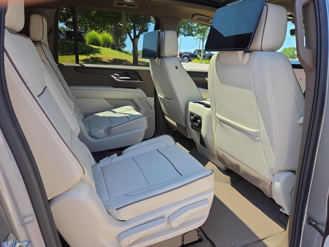 2026 GMC Yukon XL Denali - Photo 28