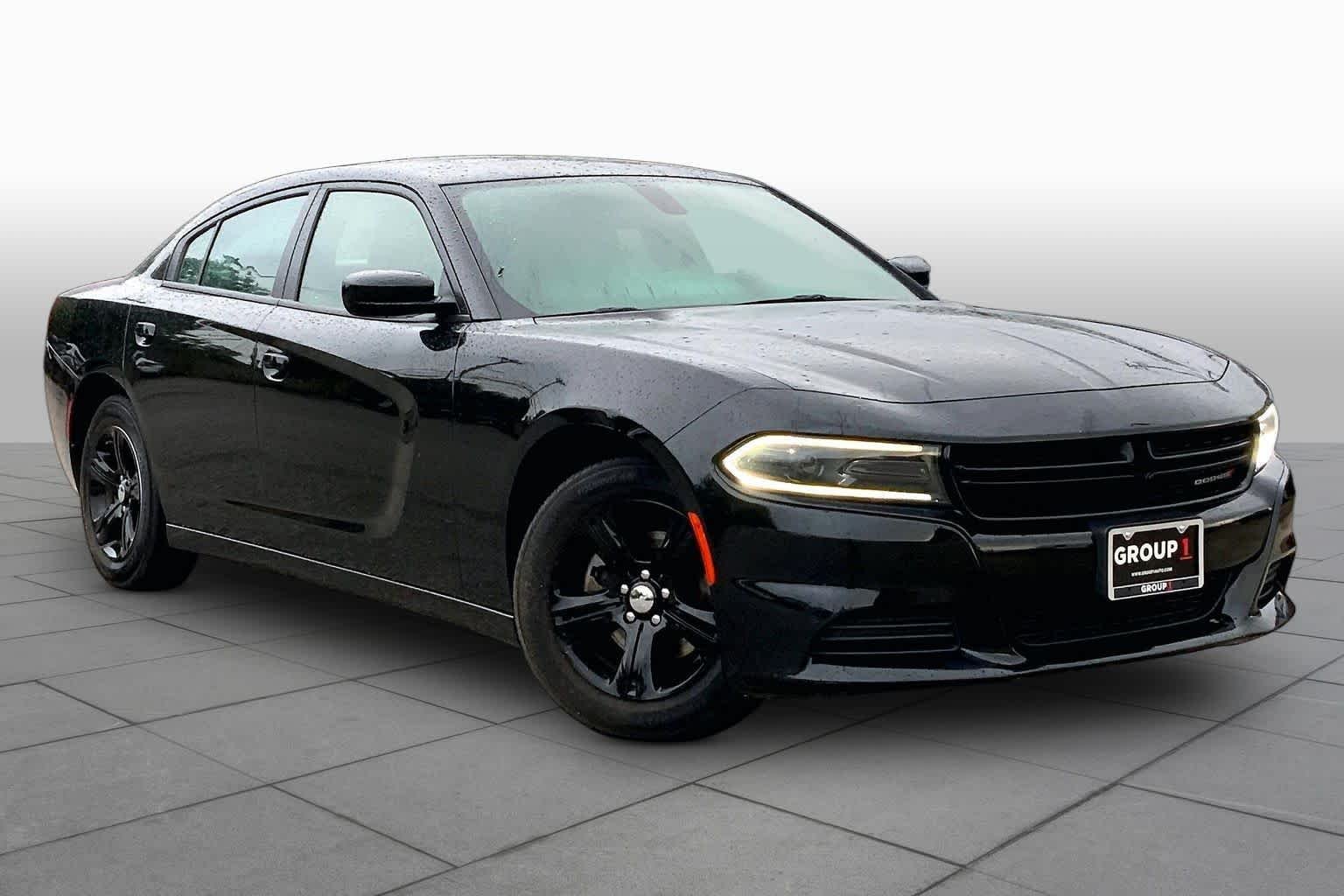 Used 2022 Pitch Black Clearcoat Dodge SXT image 3