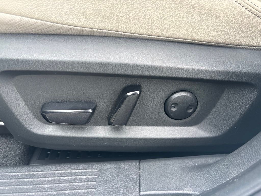Used 2023 White Nissan SL image 18