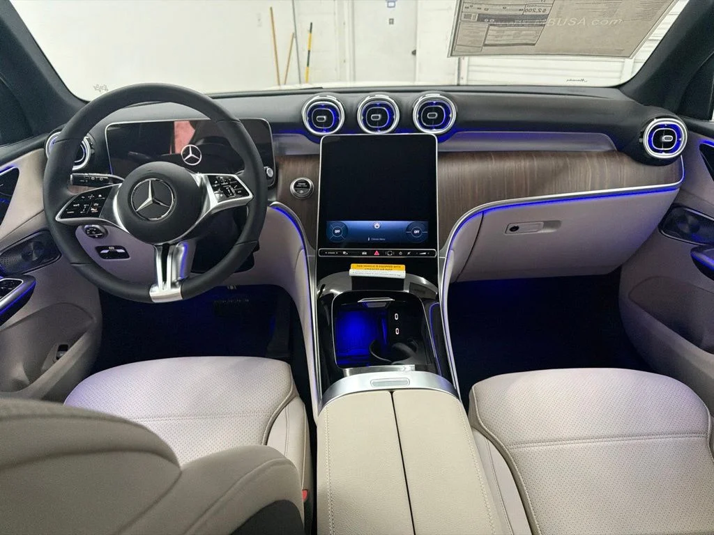 New 2027 White Mercedes-Benz GLC 300 image 21