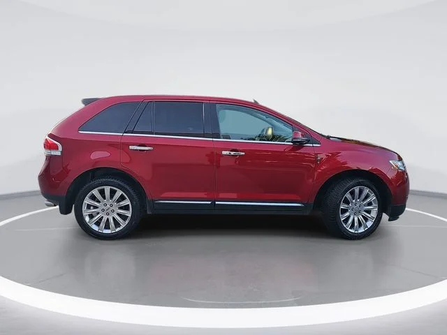 Used 2015 Red Lincoln Base image 2