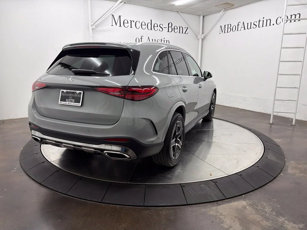 New 2027 White Mercedes-Benz GLC 300 image 7