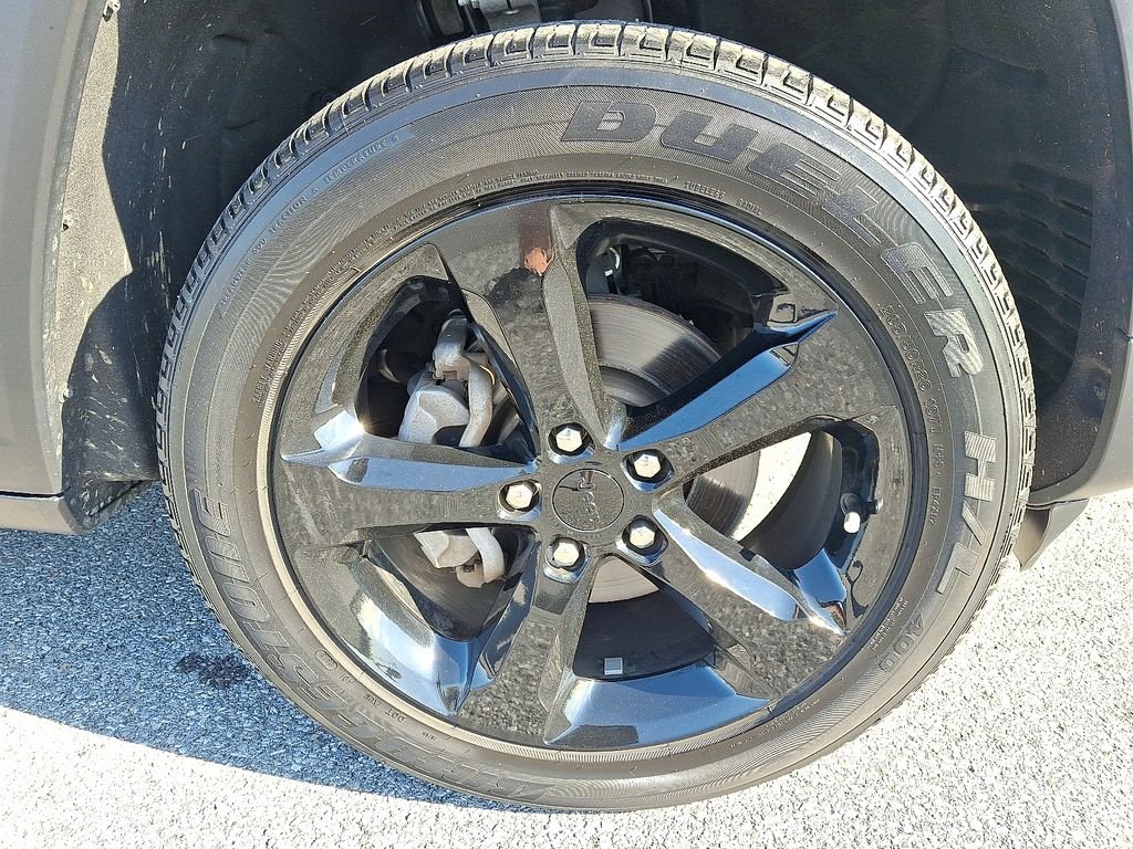 Used 2023 Silver Jeep Altitude X image 9