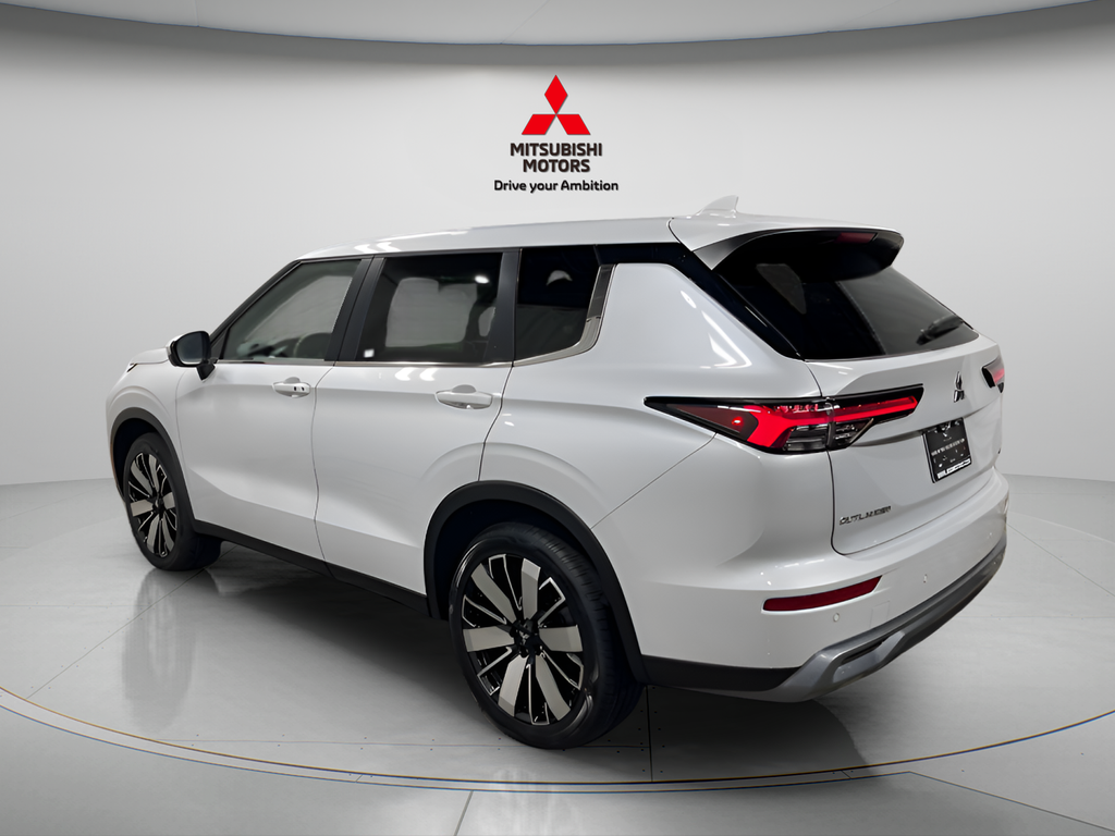 New 2026 White Diamond Mitsubishi SE image 4
