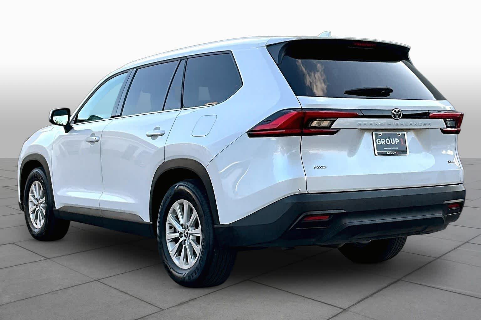 Used 2024 Wind Chill Pearl Toyota XLE image 12