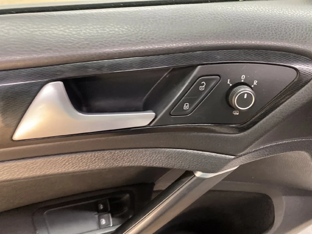 Used 2016 White Volkswagen S image 9