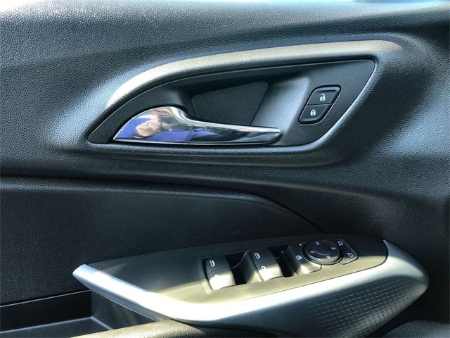 2025 Chevrolet Trax LS photo 4