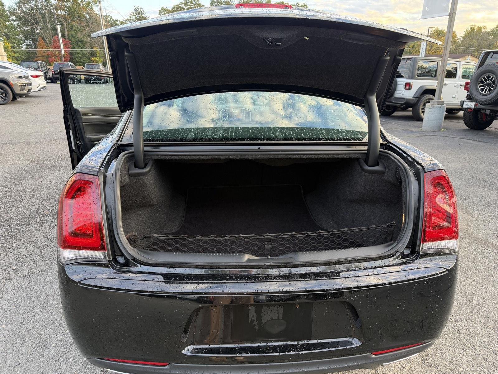 Used 2018 Gloss Black Chrysler Touring image 15