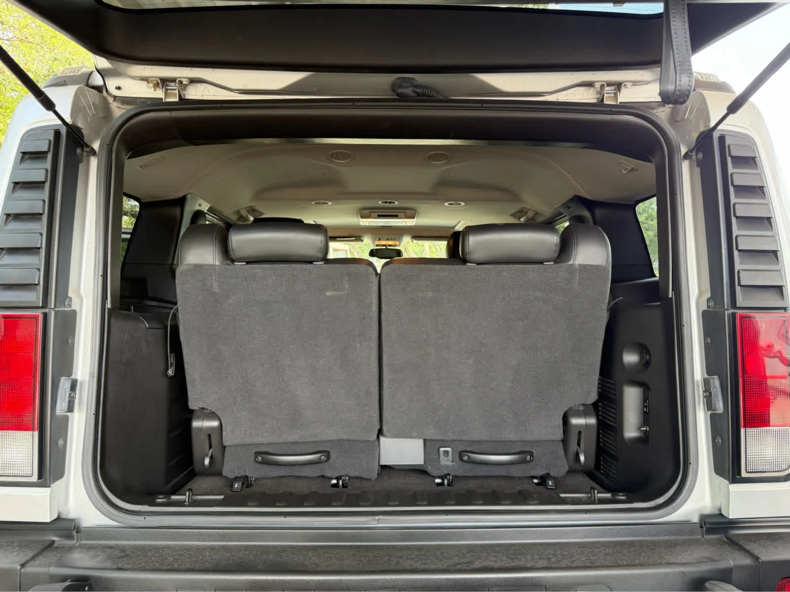 Used 2009 Silver Ice Metallic HUMMER SUV Luxury image 23