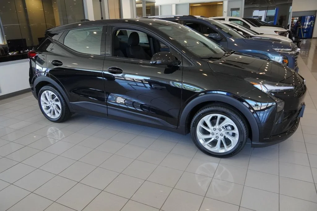 New 2027 Mosaic Black Metallic Chevrolet LT image 5