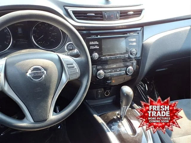 Used 2016  Nissan SV image 6
