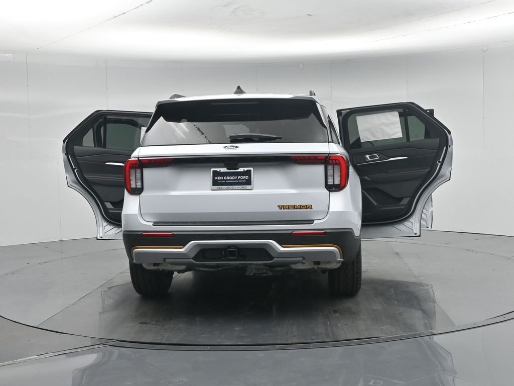 New 2026 Space White Metallic Ford Tremor image 32