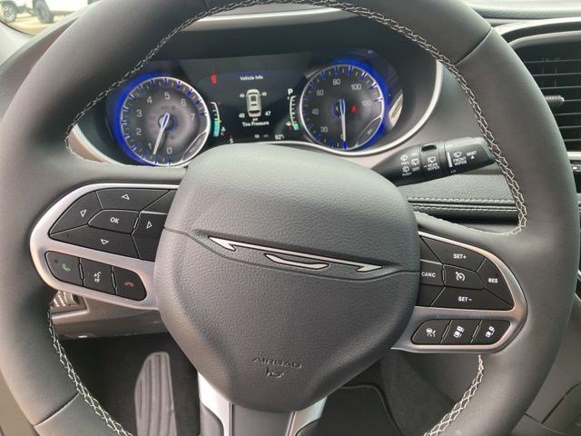 New 2027 Diamond Black Crystal Pearl-Coat Exterior Paint Chrysler Select image 14
