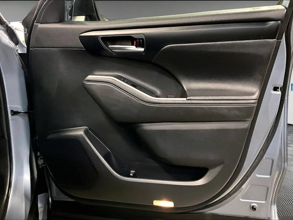 Used 2020 Moon Dust Toyota XLE image 12