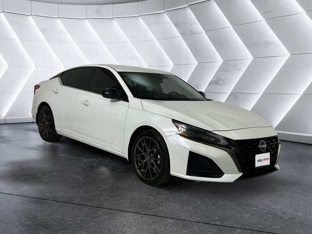 Used 2025 White Nissan 2.5 SR image 1