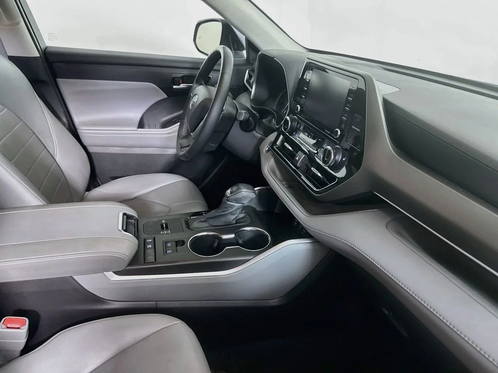 Used 2022 Moon Dust Toyota Hybrid XLE image 28