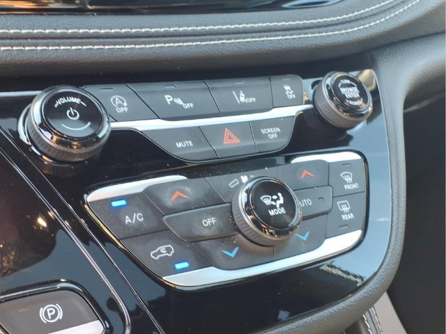 Used 2025  Chrysler Limited image 6