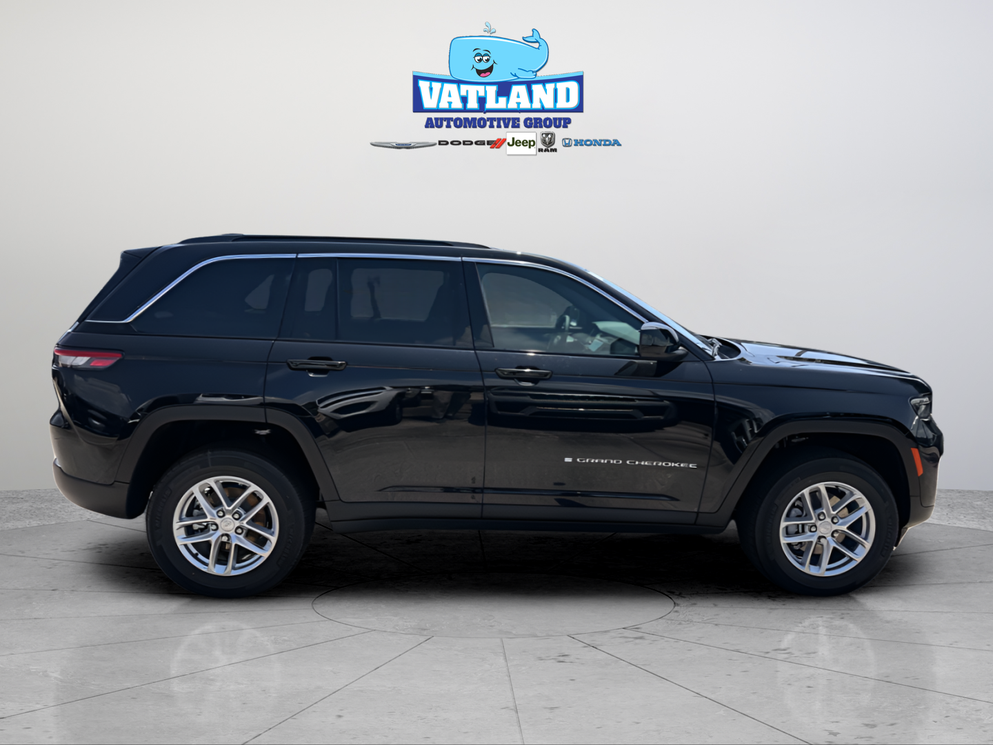 New 2026 Diamond Black Crystal Pearl-Coat Exterior Paint Jeep Laredo X image 32