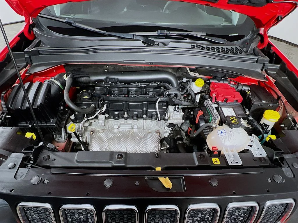 Used 2021 Red Jeep Latitude image 27