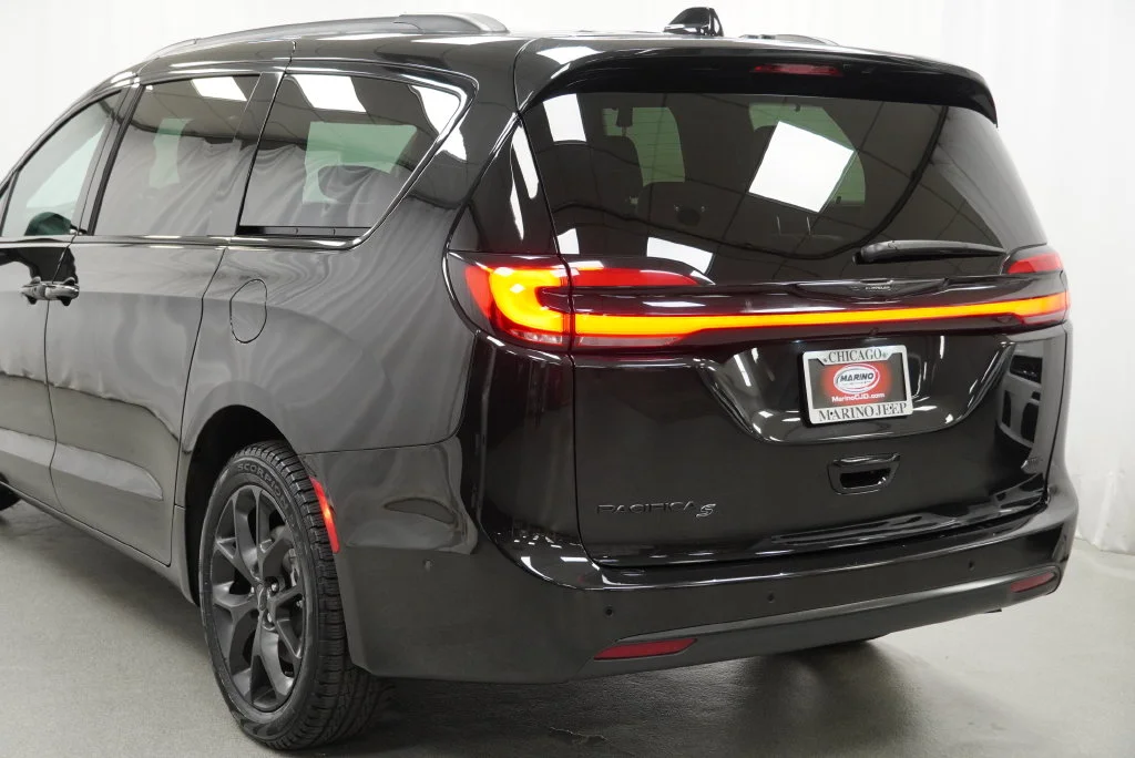 Used 2023 Black Chrysler Touring L image 22