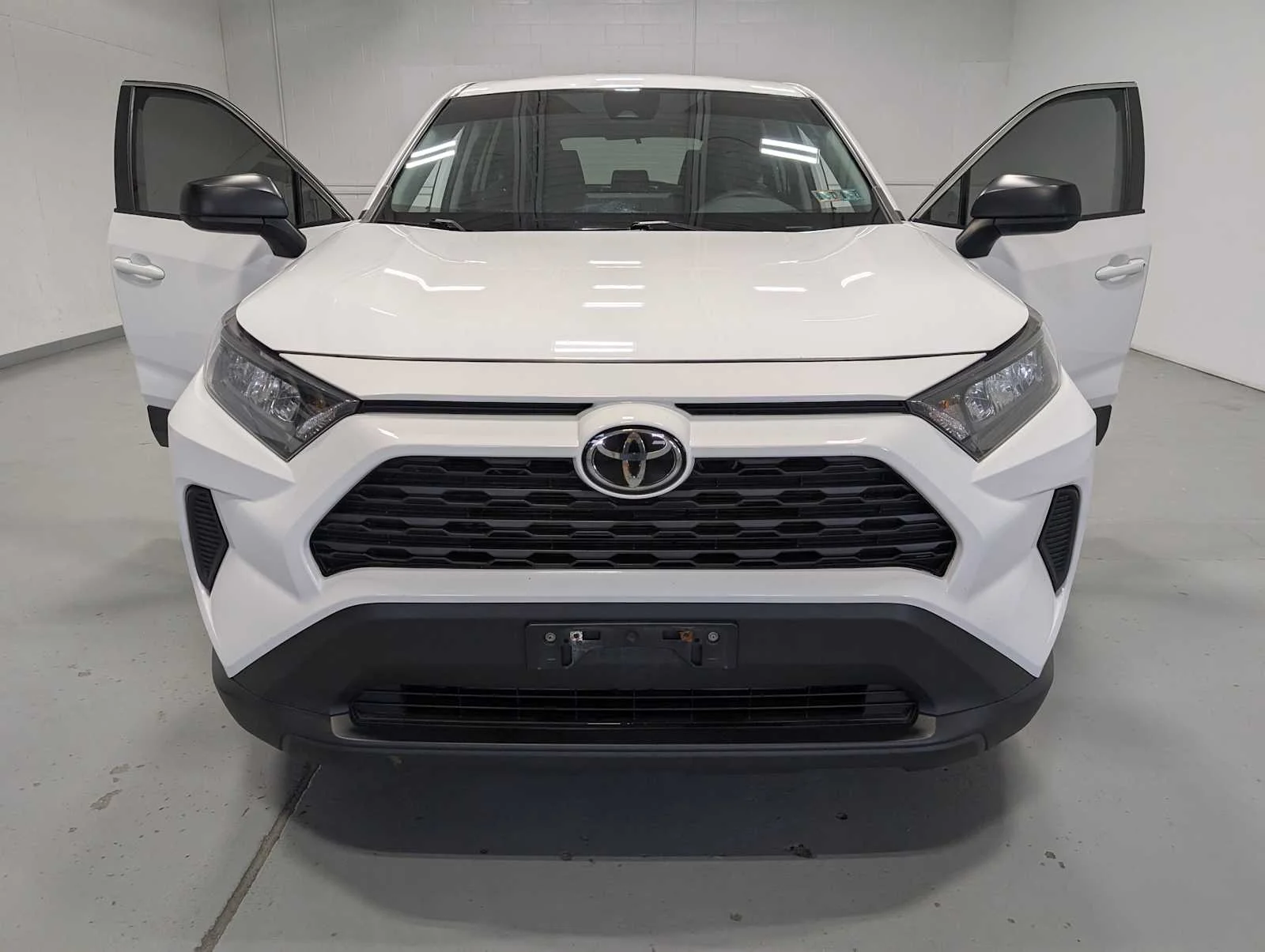 Used 2022 White Toyota LE image 15